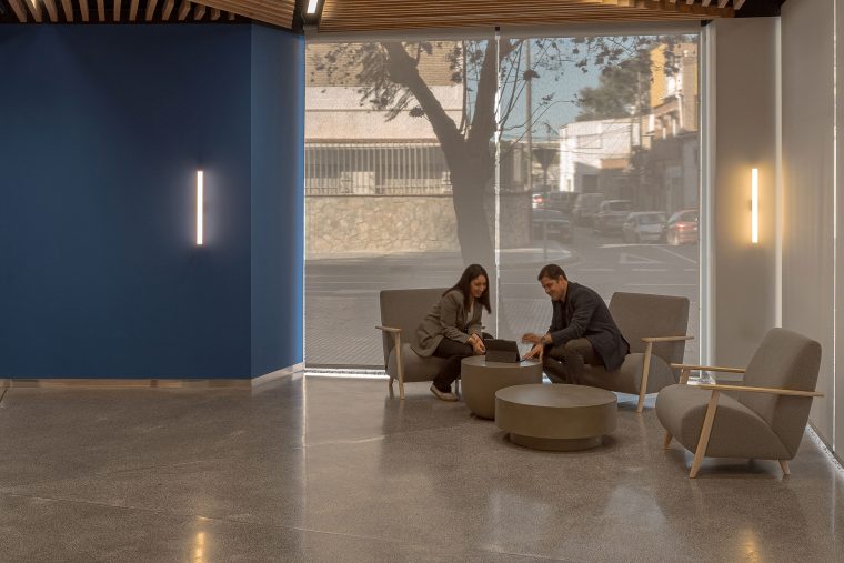 Diseño interior de oficina realizado por MLKT Design & Architecture.