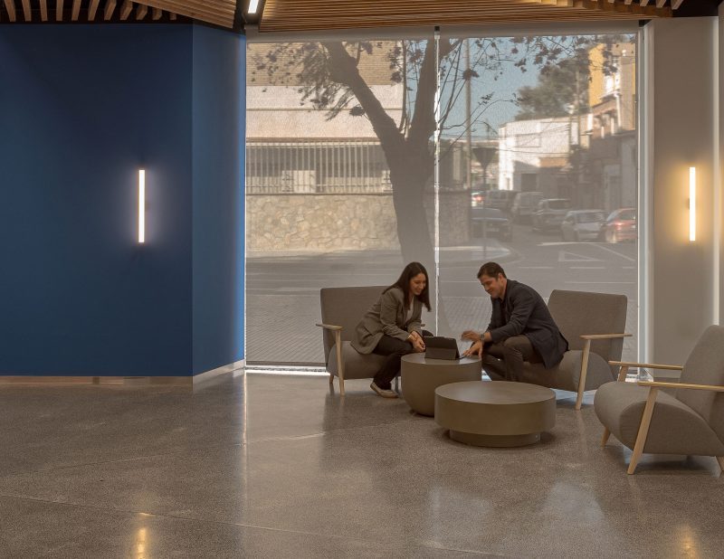 Diseño interior de oficina realizado por MLKT Design & Architecture.