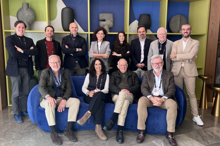 Foto de grupo de los ponentes del Evento "Real Estate & Architecture" celebrado por Grupo Vía en Málaga en marzo de 2026. MLKT