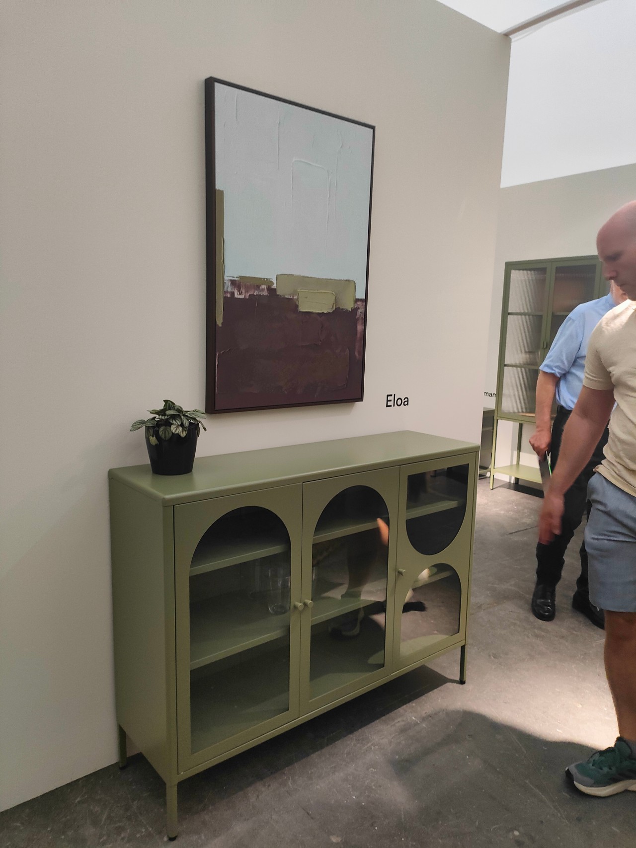 Mueble construido con chapa de acero. Nueva tendencia en diseño de interiores. Color verde oliva.