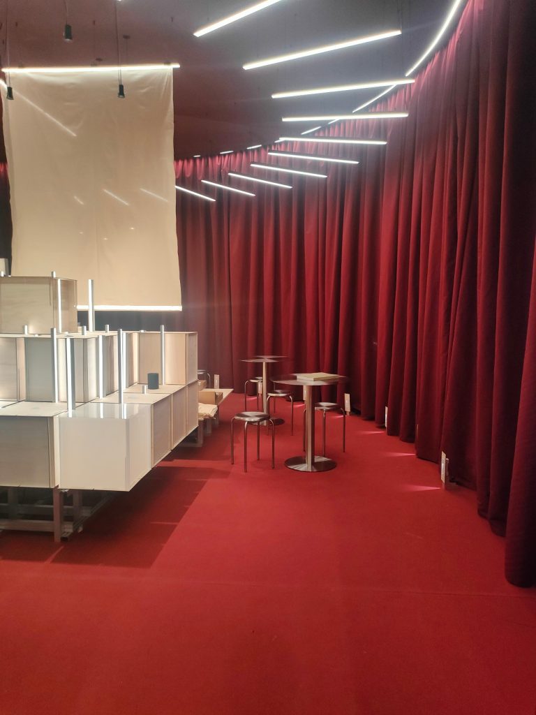 Interior del stand de la marca Iluterk en Feria Hábitat València 2026. Nos interesa por el diseño del stand, por la elegancia de integración de exposición del producto con los elementos arquitectónicos del propio montaje.