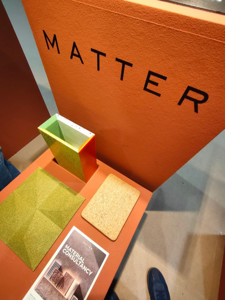 En la selección de materiales de revestimiento se percibe que vuelve a haber interés por el color. Stand de la Feria Hábitat València.